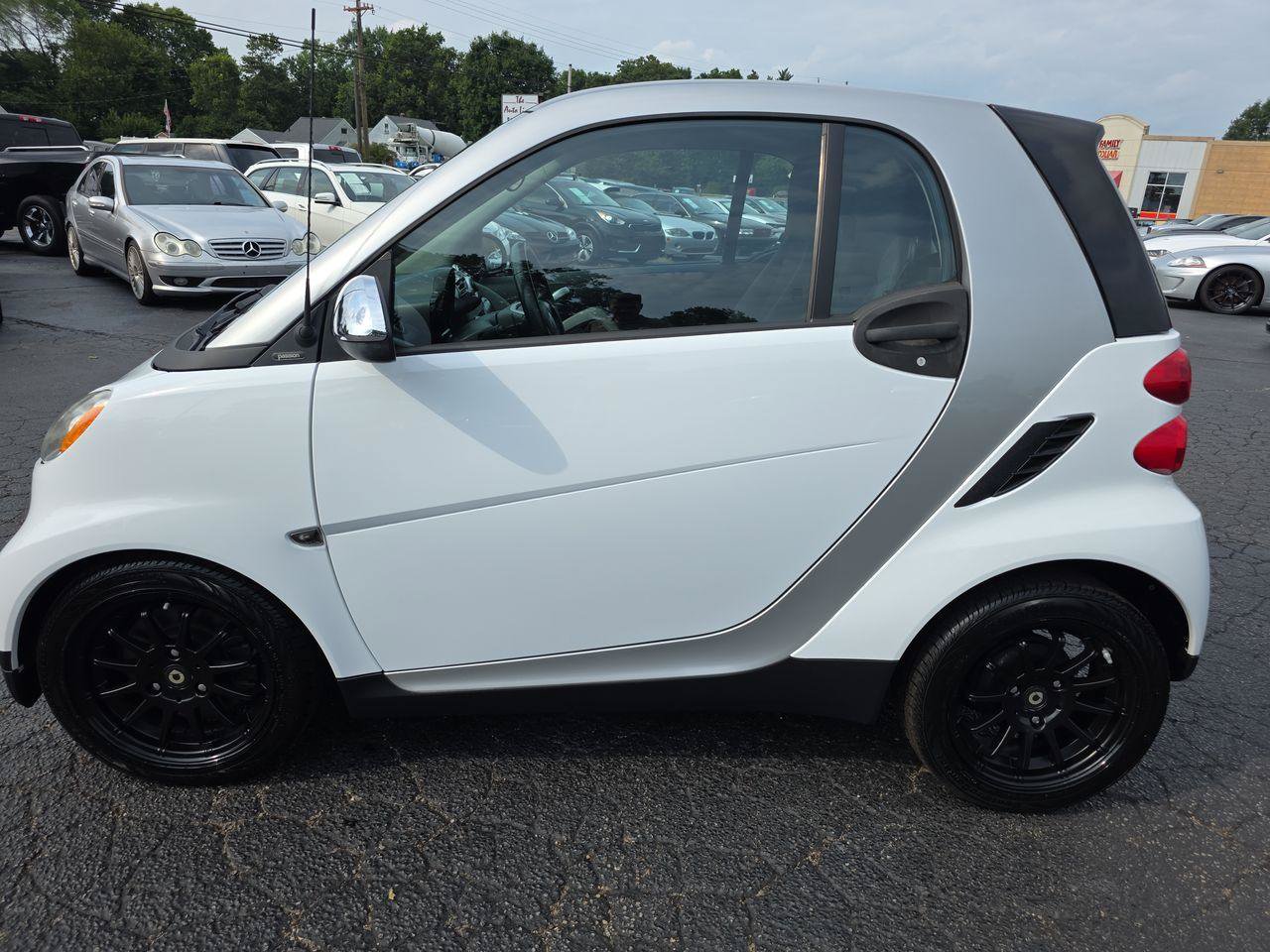 Used 2011 smart fortwo passion RWD image 18