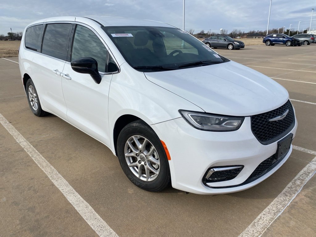 Used 2025 Chrysler Pacifica Select image 3