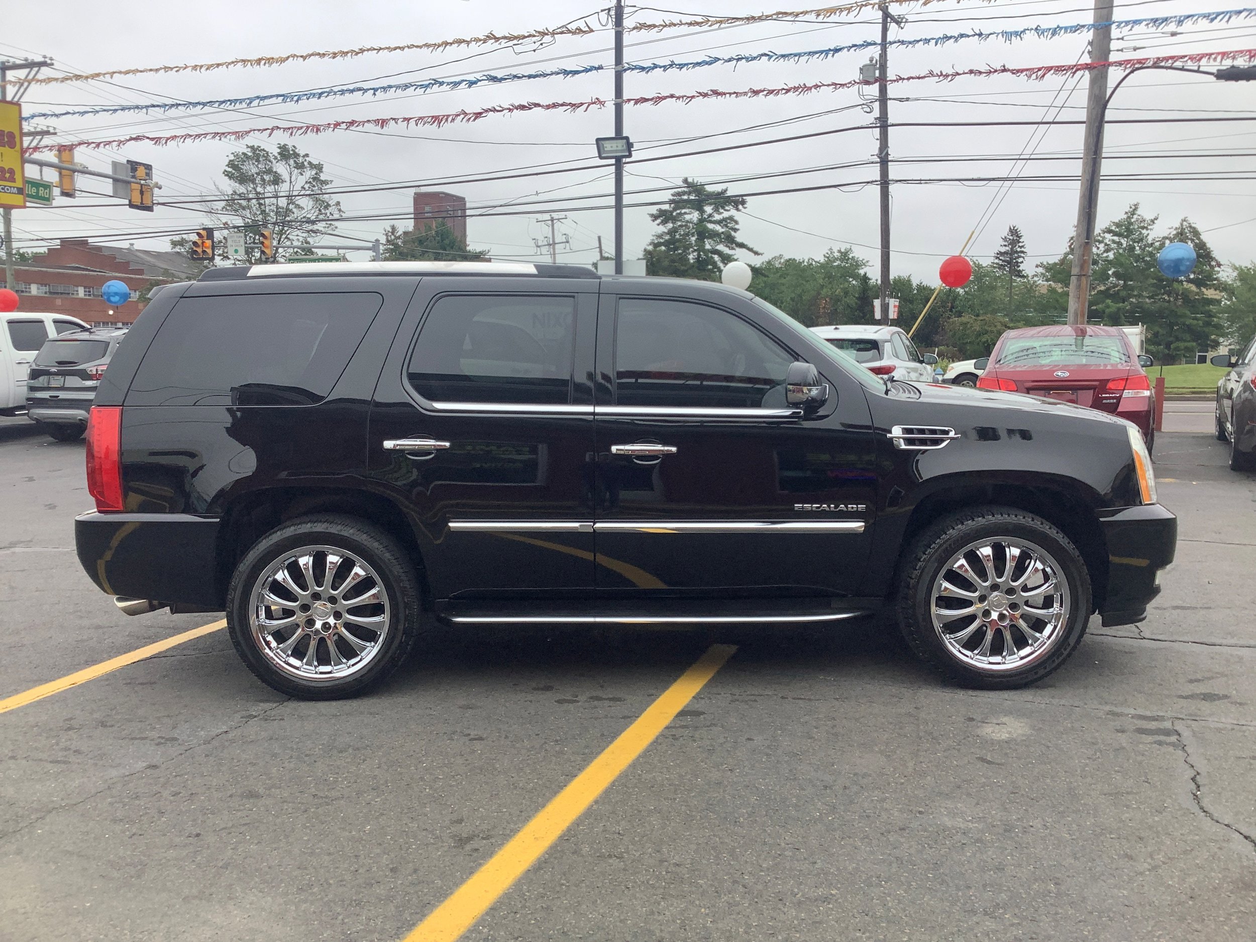 Used 2011 Cadillac Escalade Luxury AWD/4WD image 8