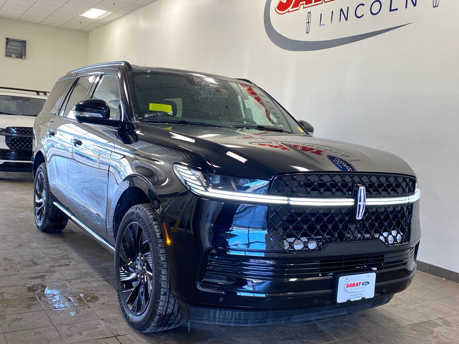 New 2026 Lincoln Navigator Reserve w/ Jet Appearance Package AWD/4WD image 2