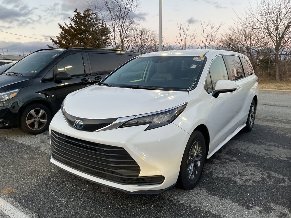 Used 2024 Toyota Sienna LE image 4