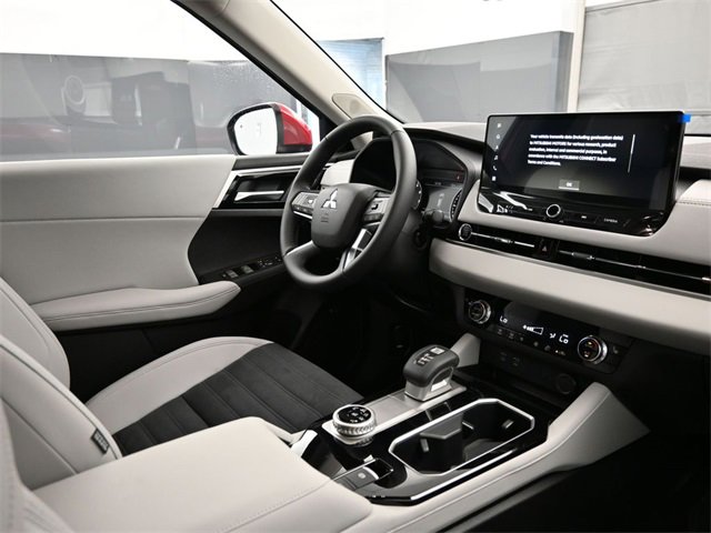 New 2025 Mitsubishi Outlander SE image 19