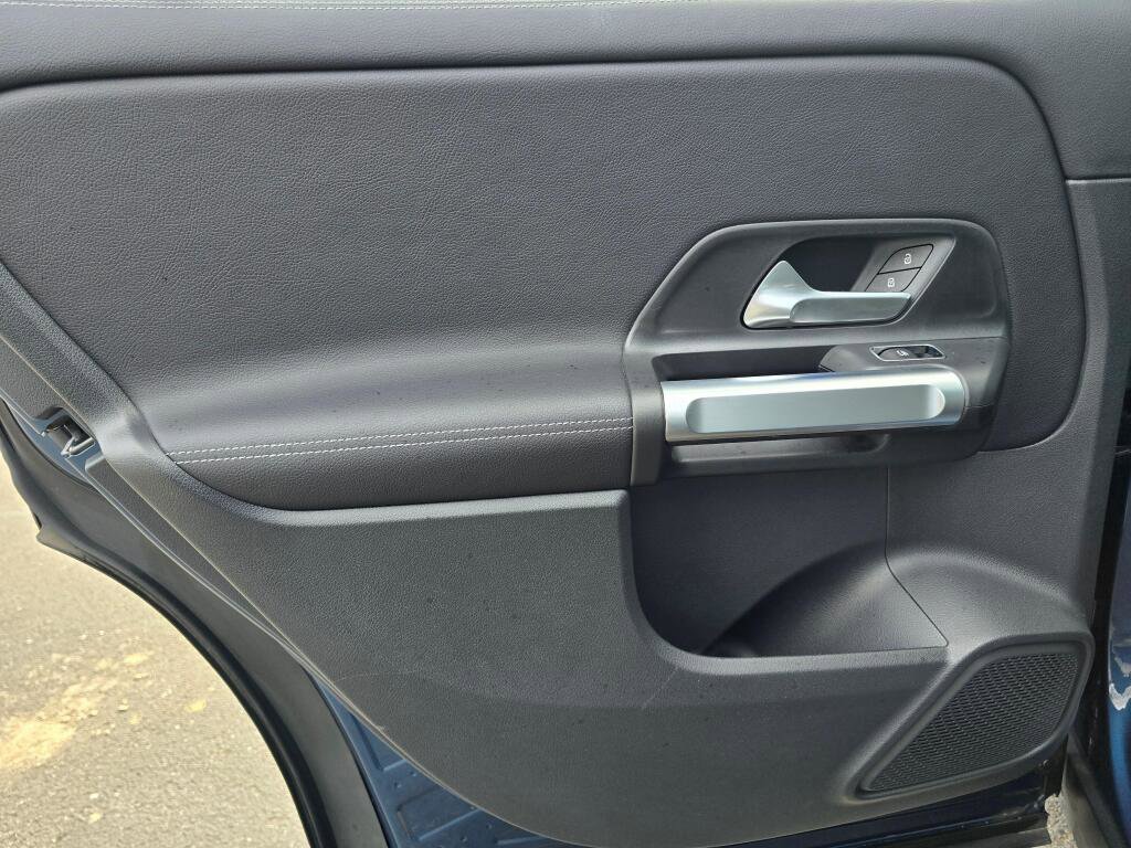 Used 2023 Mercedes-Benz GLB 250 4MATIC w/ Premium Package image 20