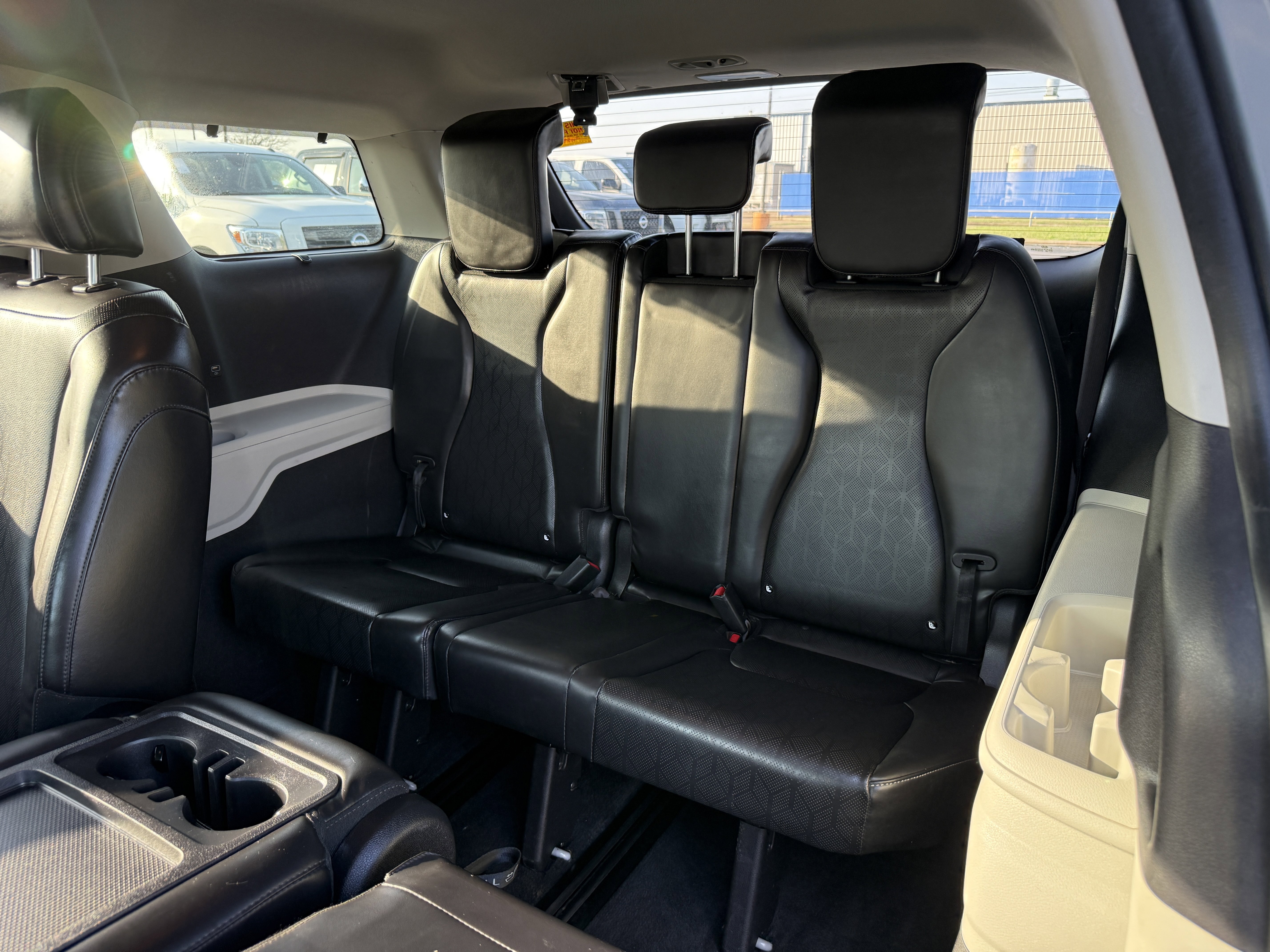 Used 2022 Kia Carnival EX image 38