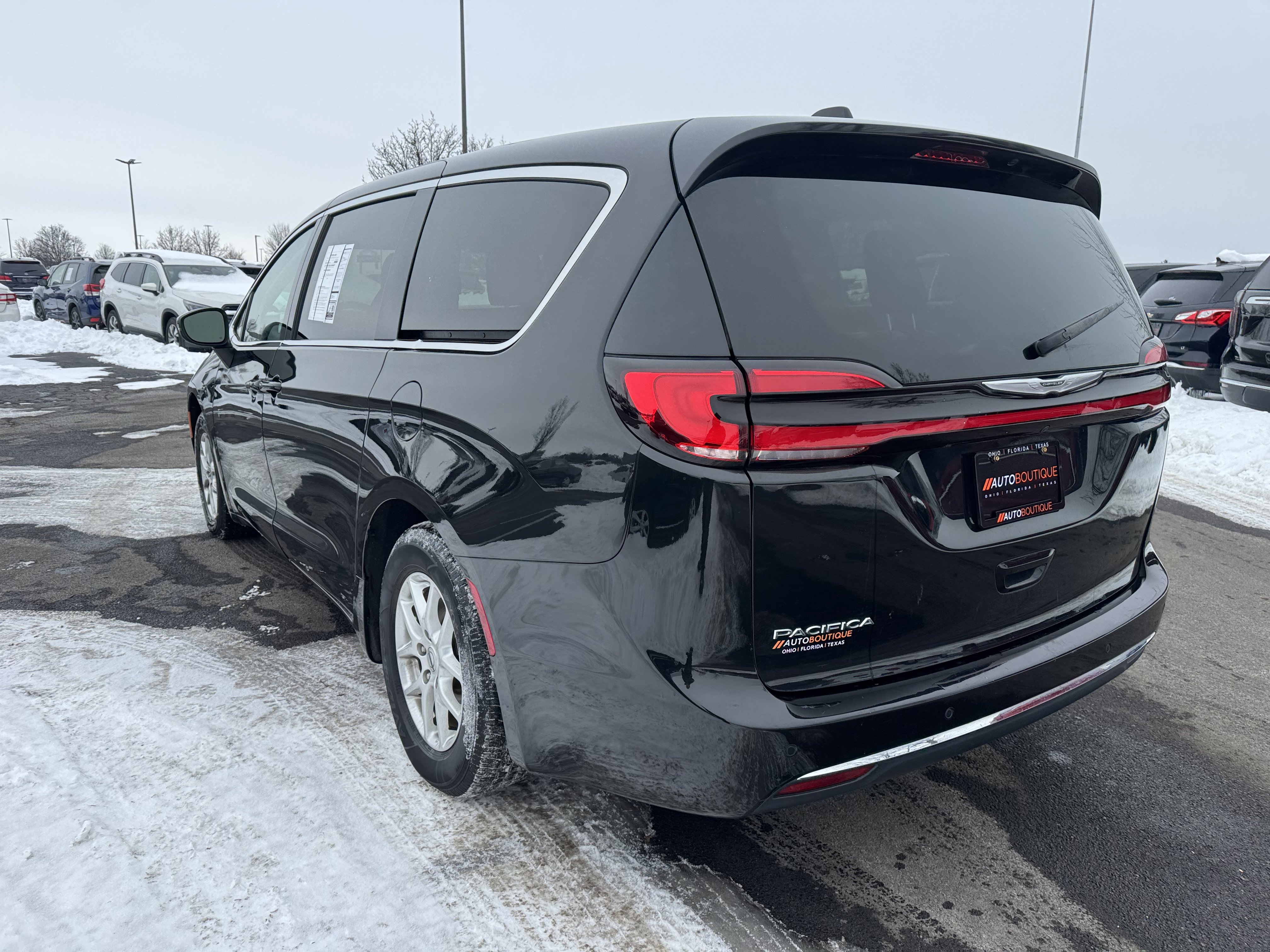 Used 2023 Chrysler Pacifica Touring-L image 7