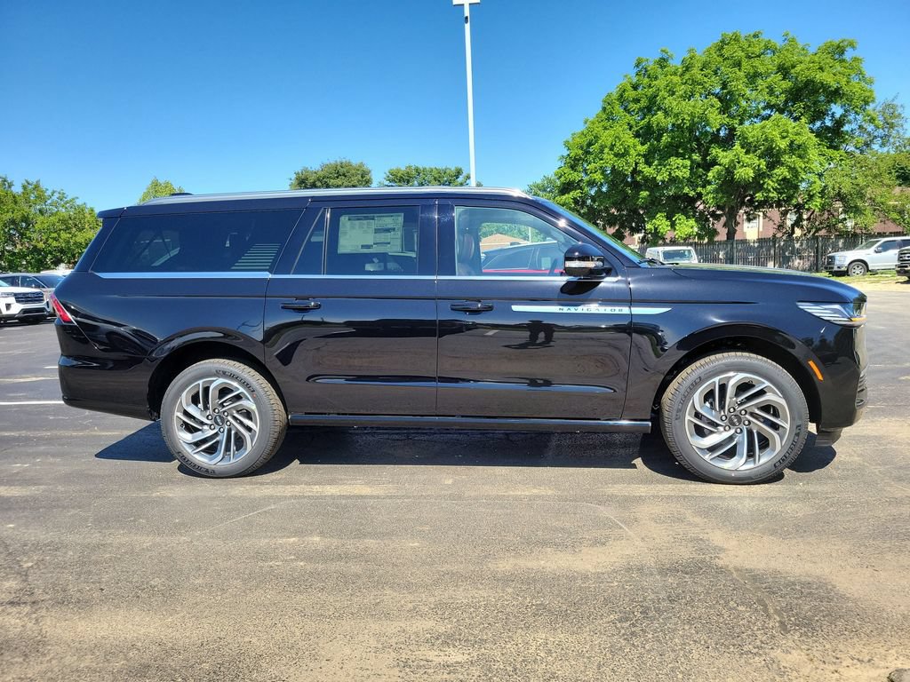 New 2026 Lincoln Navigator L Reserve AWD/4WD image 3
