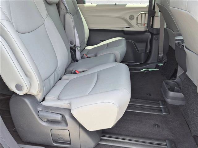 Used 2024 Toyota Sienna XLE FWD image 17