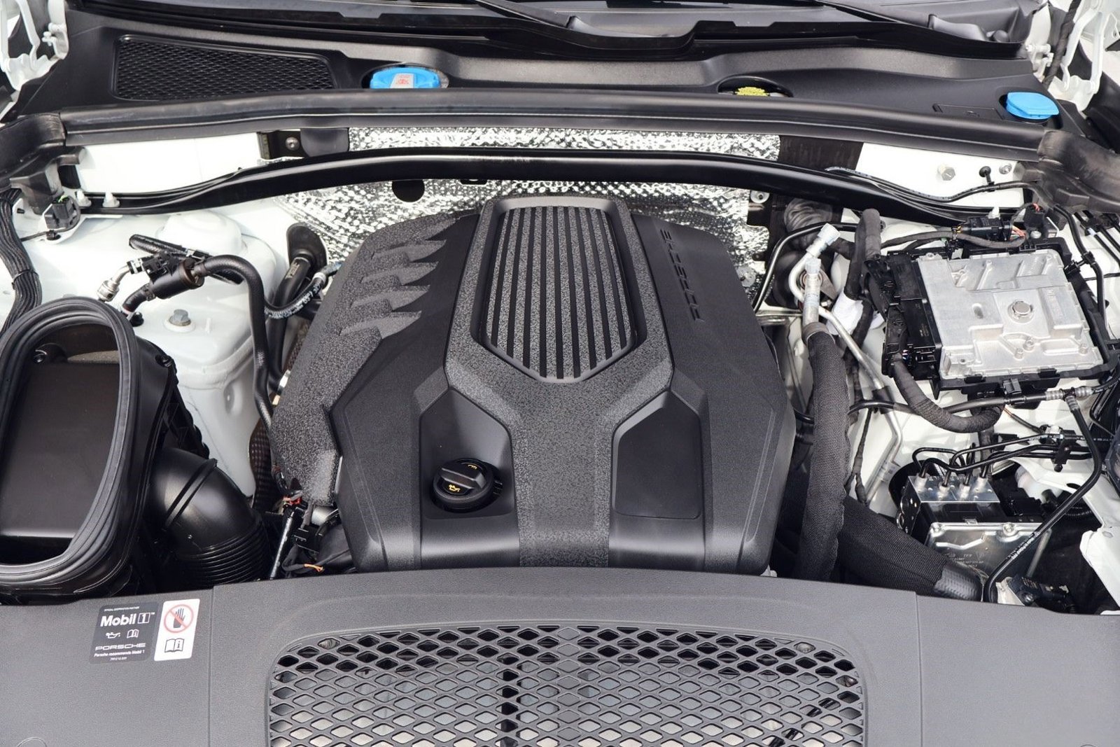 Certified 2025 Porsche Macan image 26