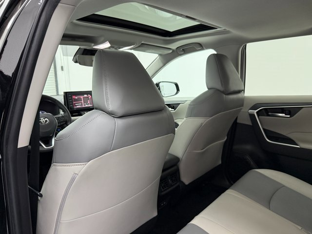 Used 2022 Toyota RAV4 XLE Premium image 30