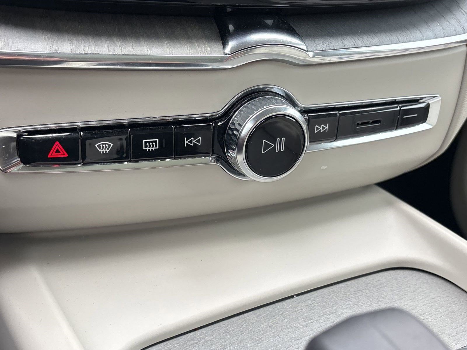 Certified 2024 Volvo XC60 B5 Plus image 16