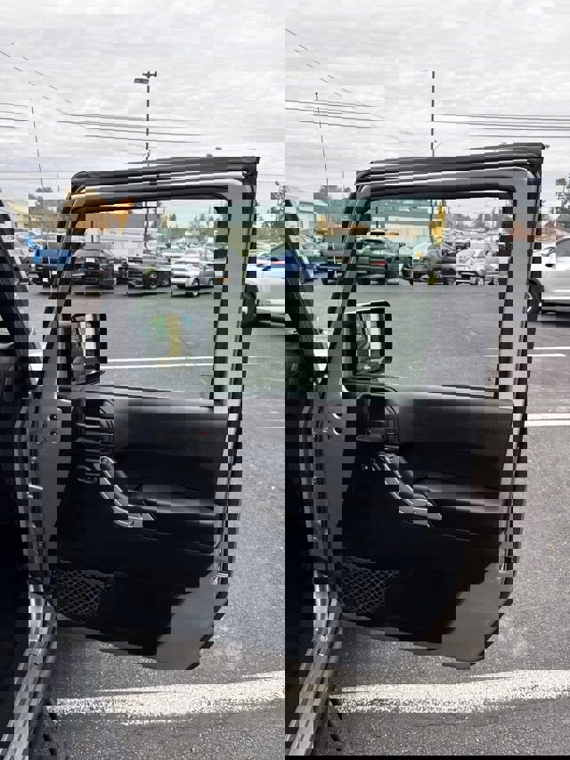 Used 2018 Jeep Wrangler Unlimited Rubicon w/ Connectivity Group image 17