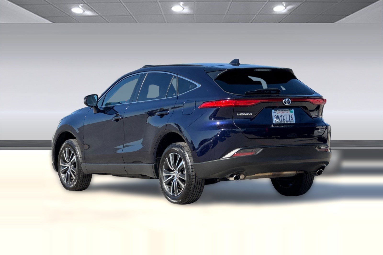 Used 2024 Toyota Venza LE AWD/4WD image 3