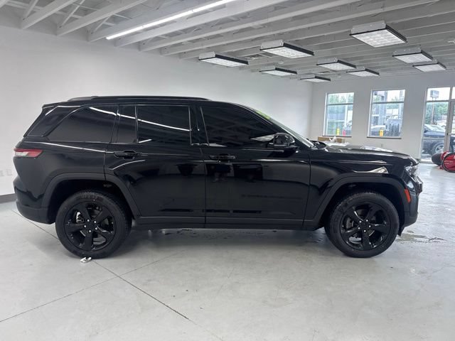 Used 2023 Jeep Grand Cherokee Altitude AWD/4WD image 15