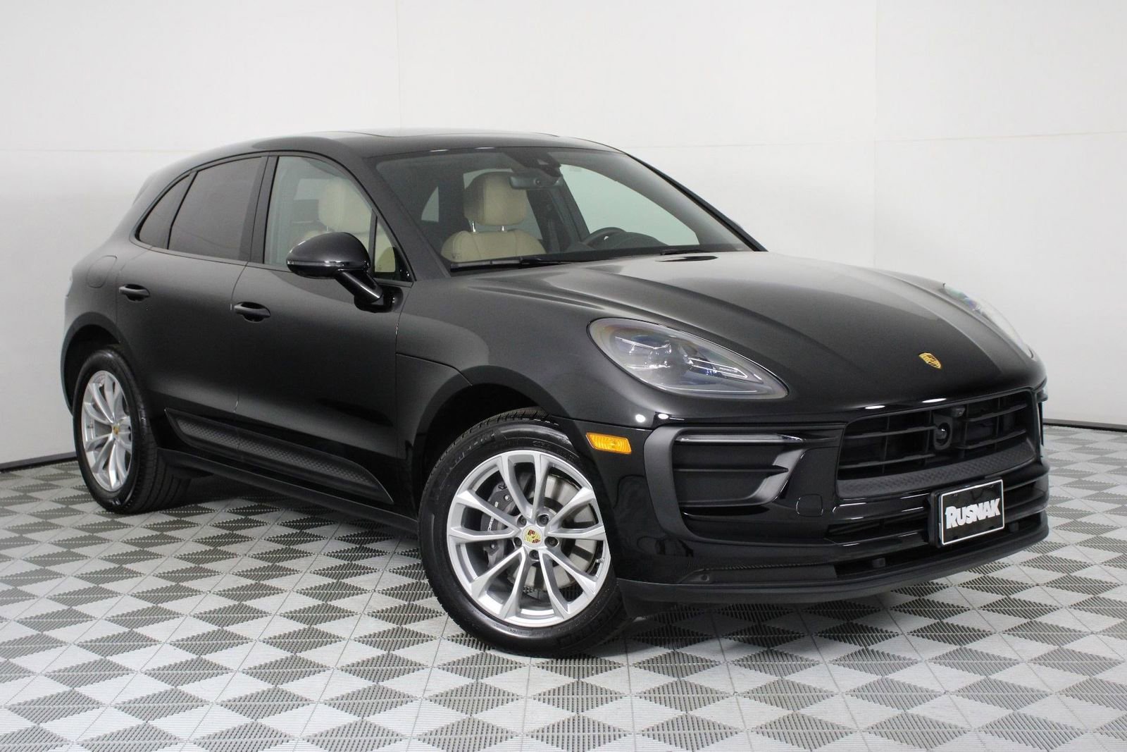 Certified 2025 Porsche Macan AWD/4WD image 9