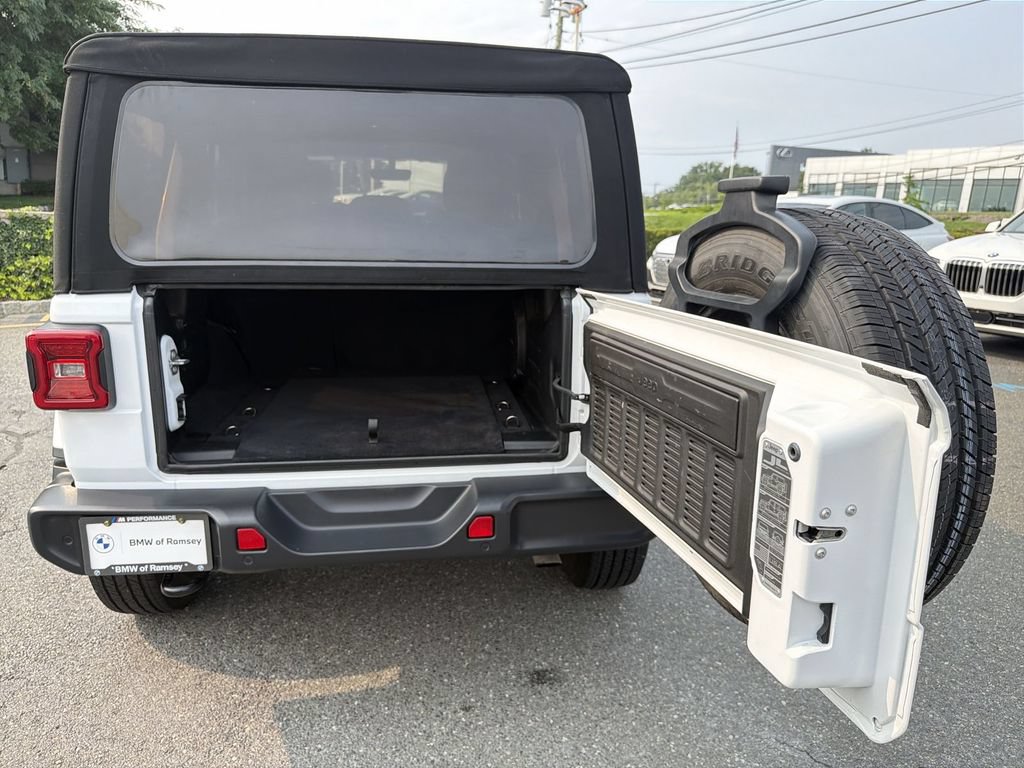 Used 2018 Jeep Wrangler Unlimited Sahara AWD/4WD image 27