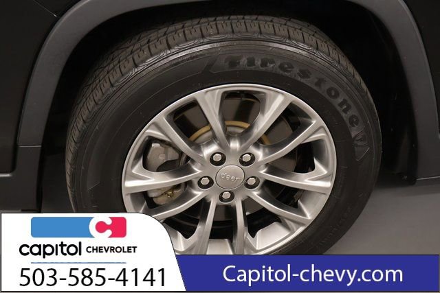 Used 2019 Jeep Cherokee Latitude Plus w/ Cold Weather Group FWD image 8