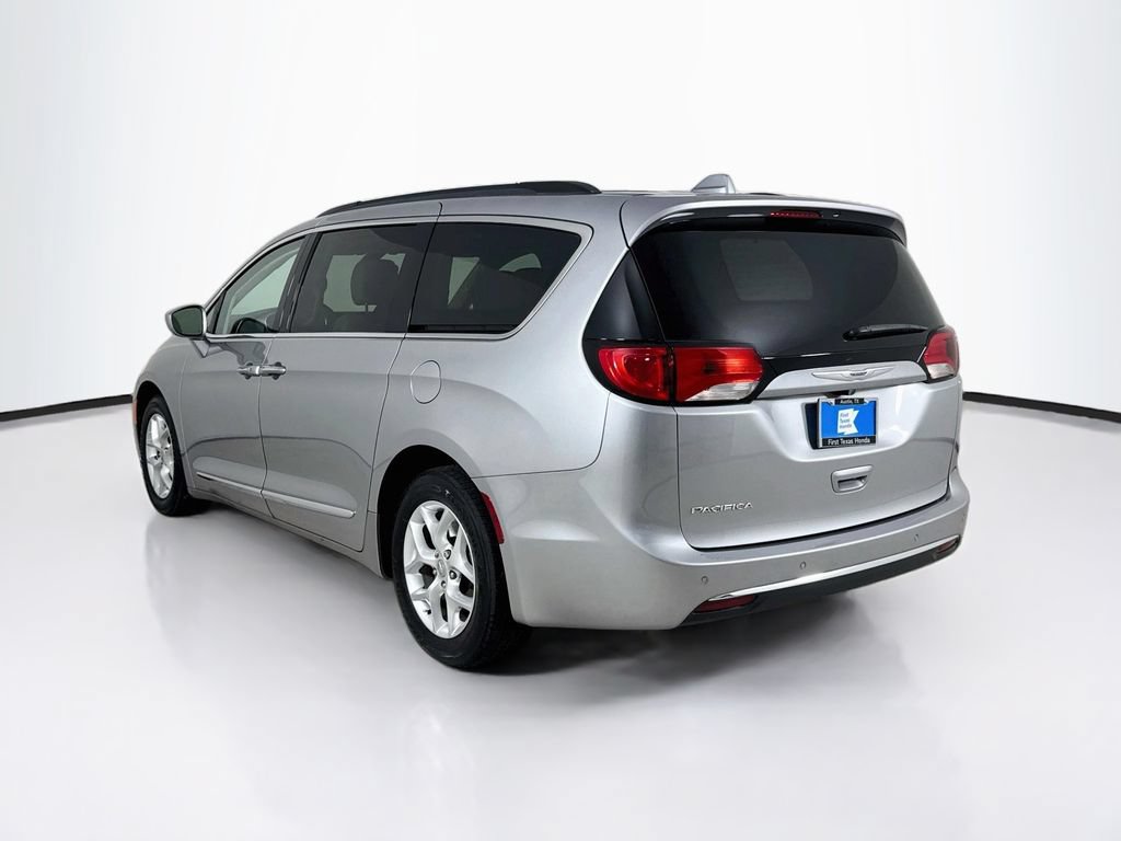 Used 2017 Chrysler Pacifica Touring-L w/ Tire & Wheel Group FWD image 6
