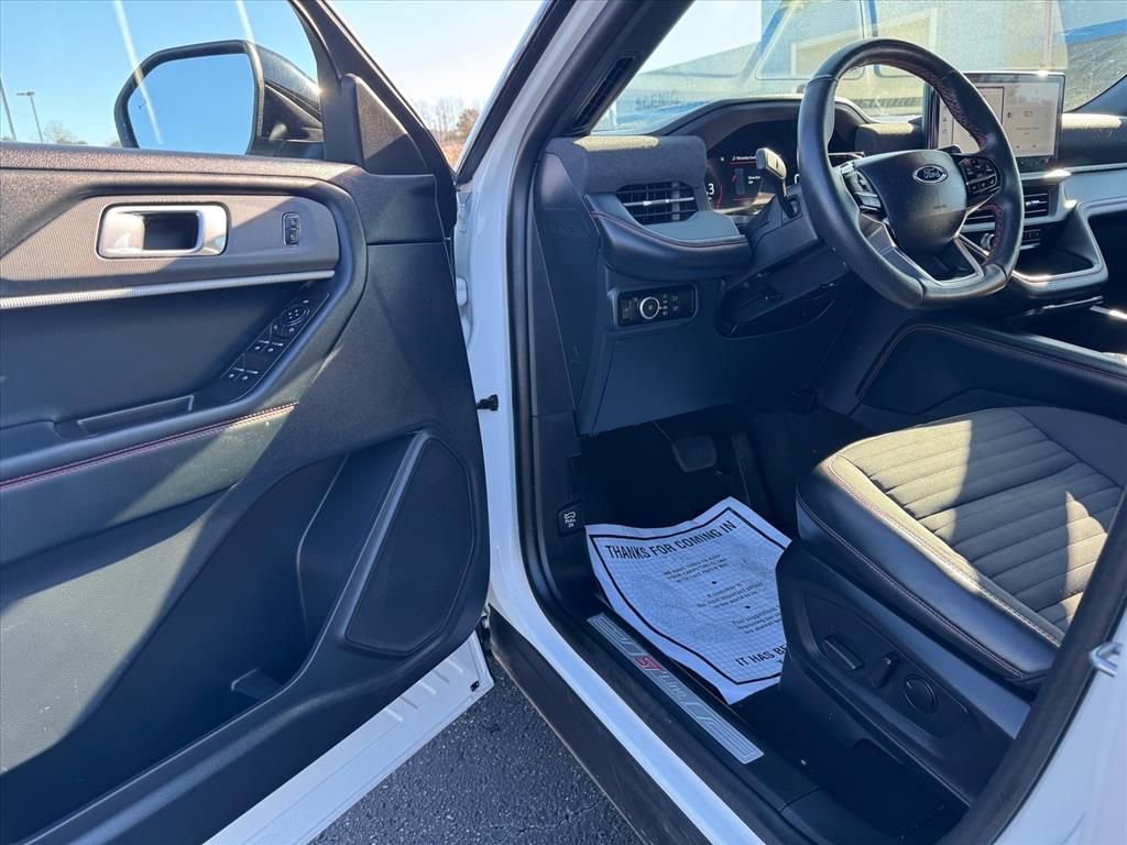 Used 2025 Ford Explorer ST-Line w/ ST-Line Street Pack image 14