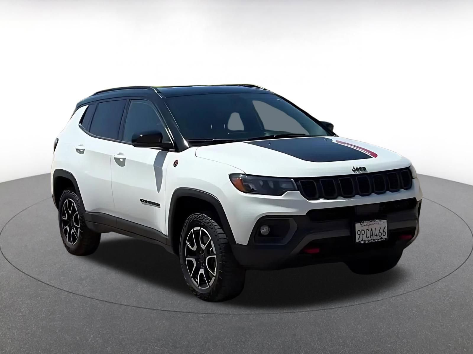 Used 2025 Jeep Compass Trailhawk image 2