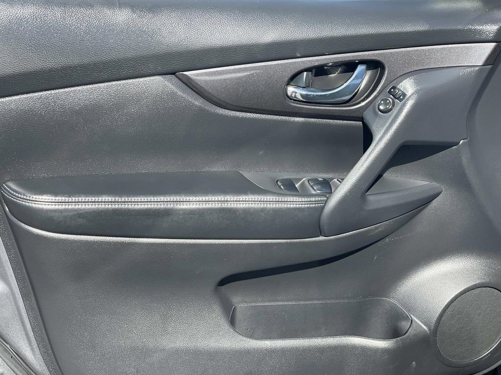 Used 2020 Nissan Rogue SV FWD image 21