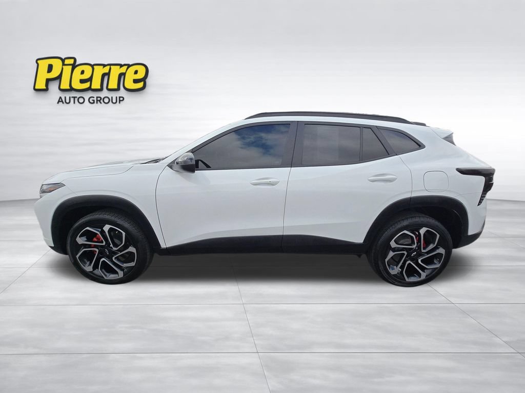 Used 2025 Chevrolet Trax RS w/ Sunroof Package FWD image 2