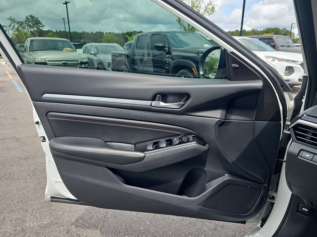 Used 2023 Nissan Altima 2.5 SR w/ SR Premium Package FWD image 32