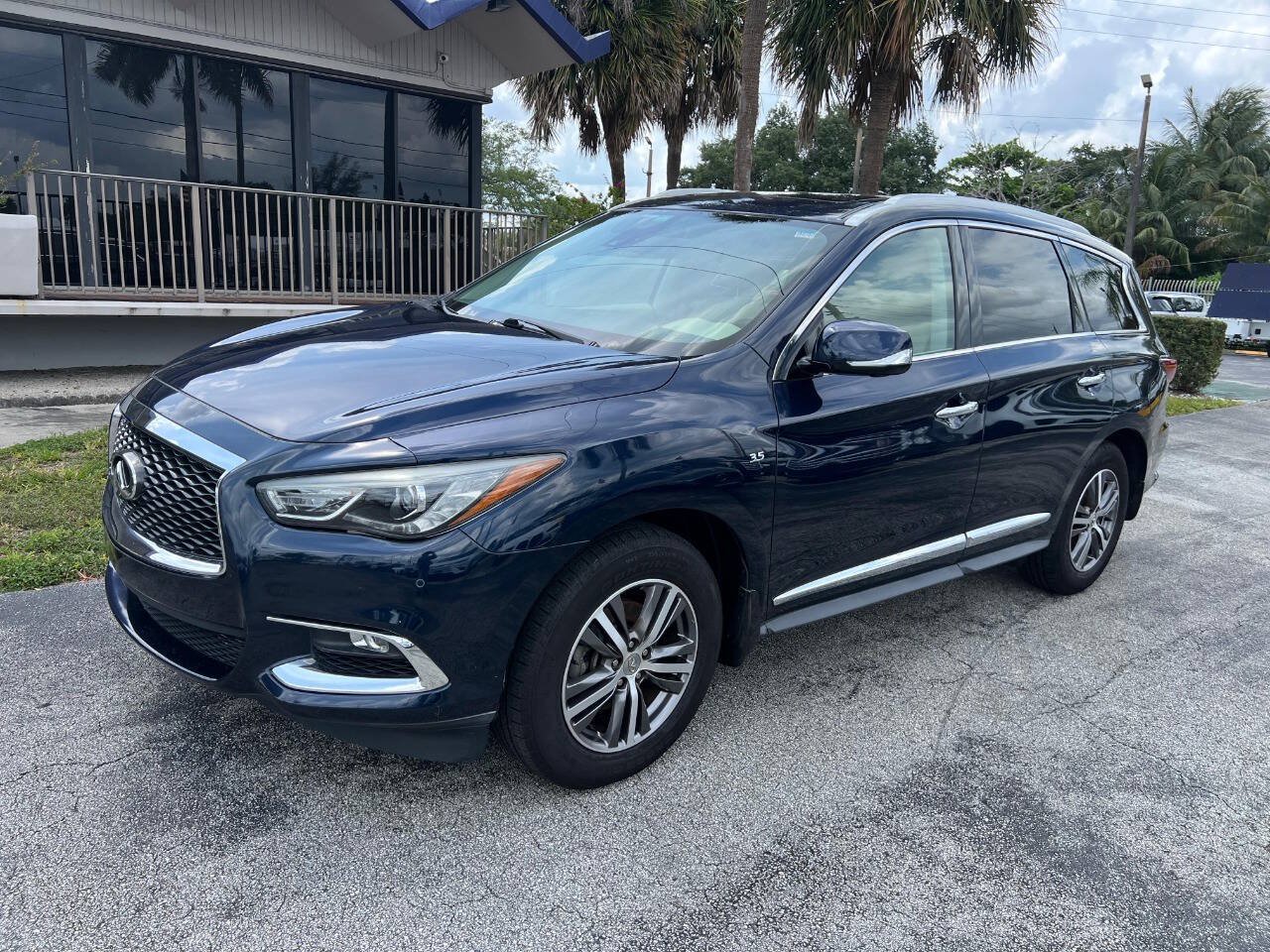 Used 2020 INFINITI QX60 Luxe w/ Essential Package FWD image 2