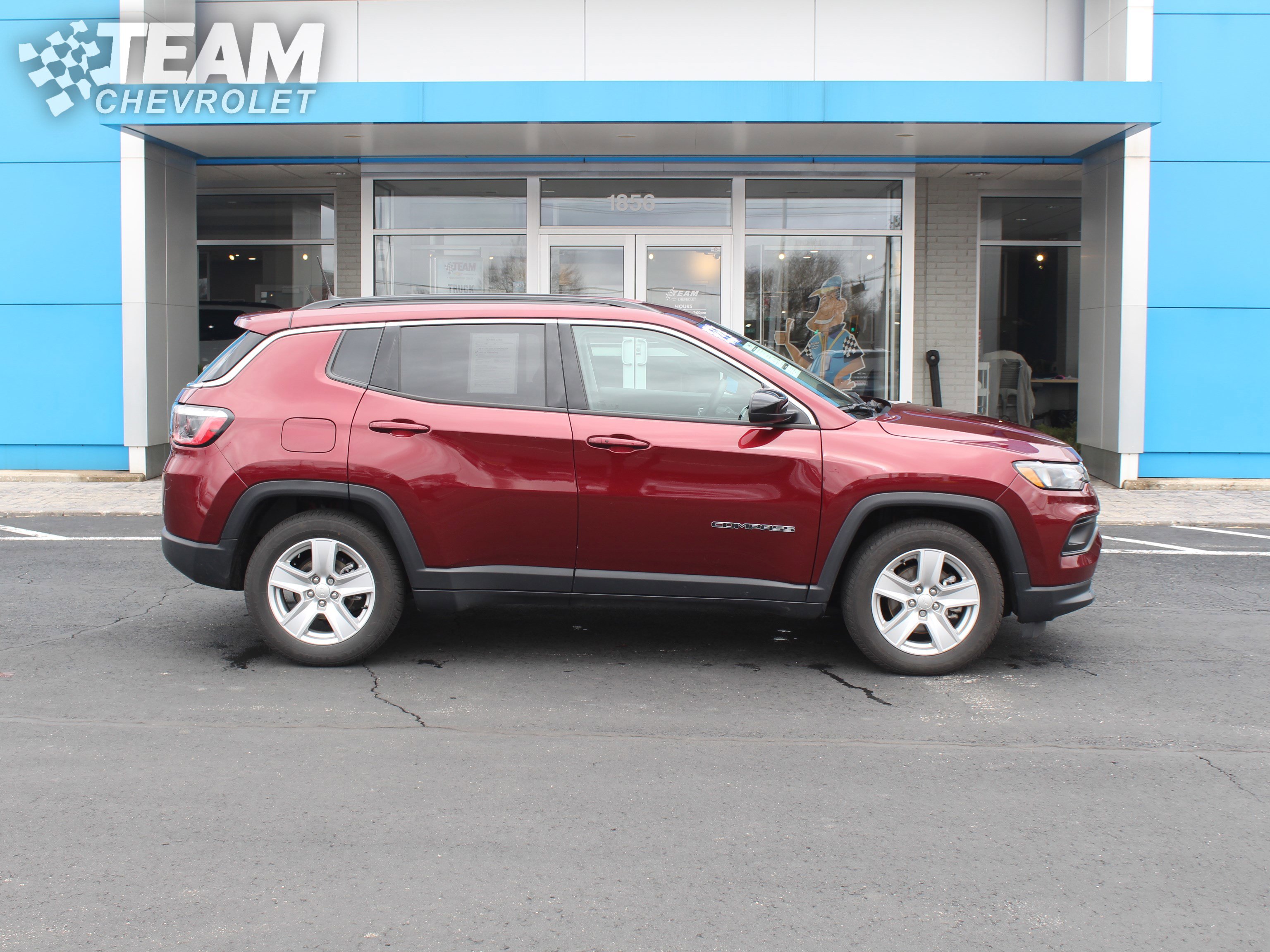 Used 2022 Jeep Compass Latitude image 3