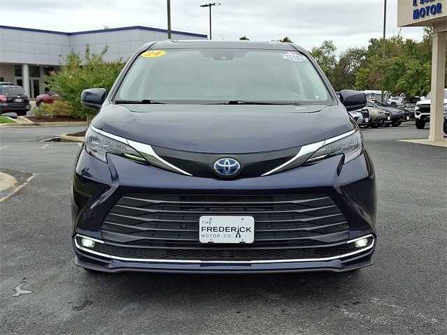 Used 2024 Toyota Sienna XLE image 2