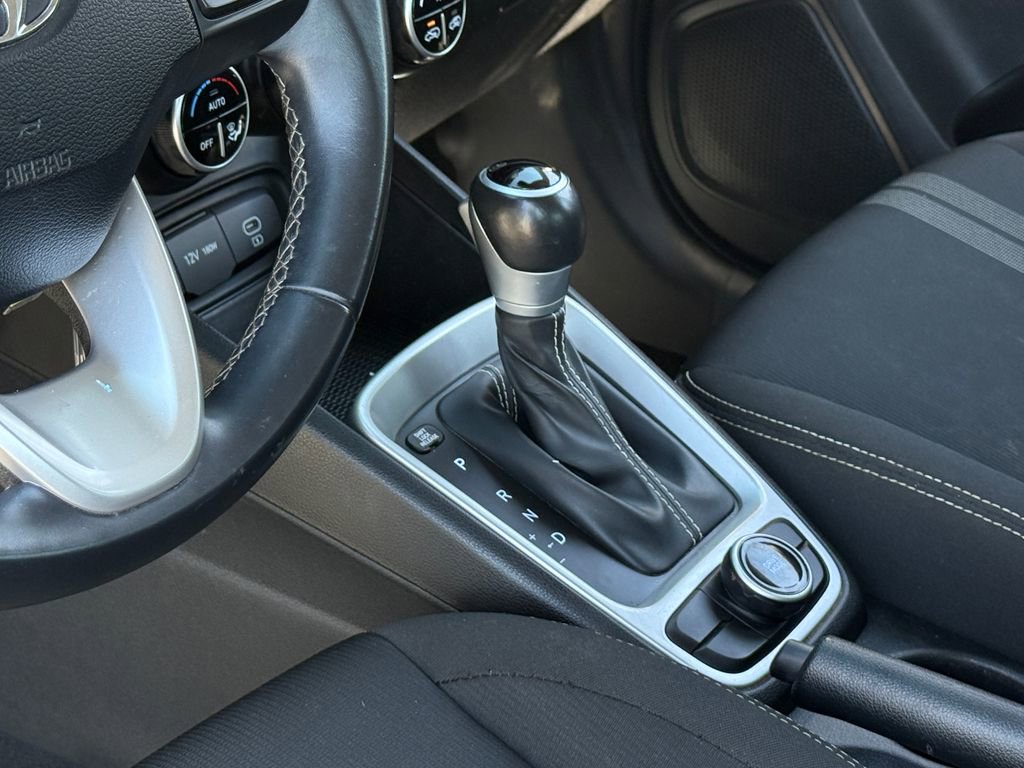 Used 2023 Hyundai Venue SEL image 19