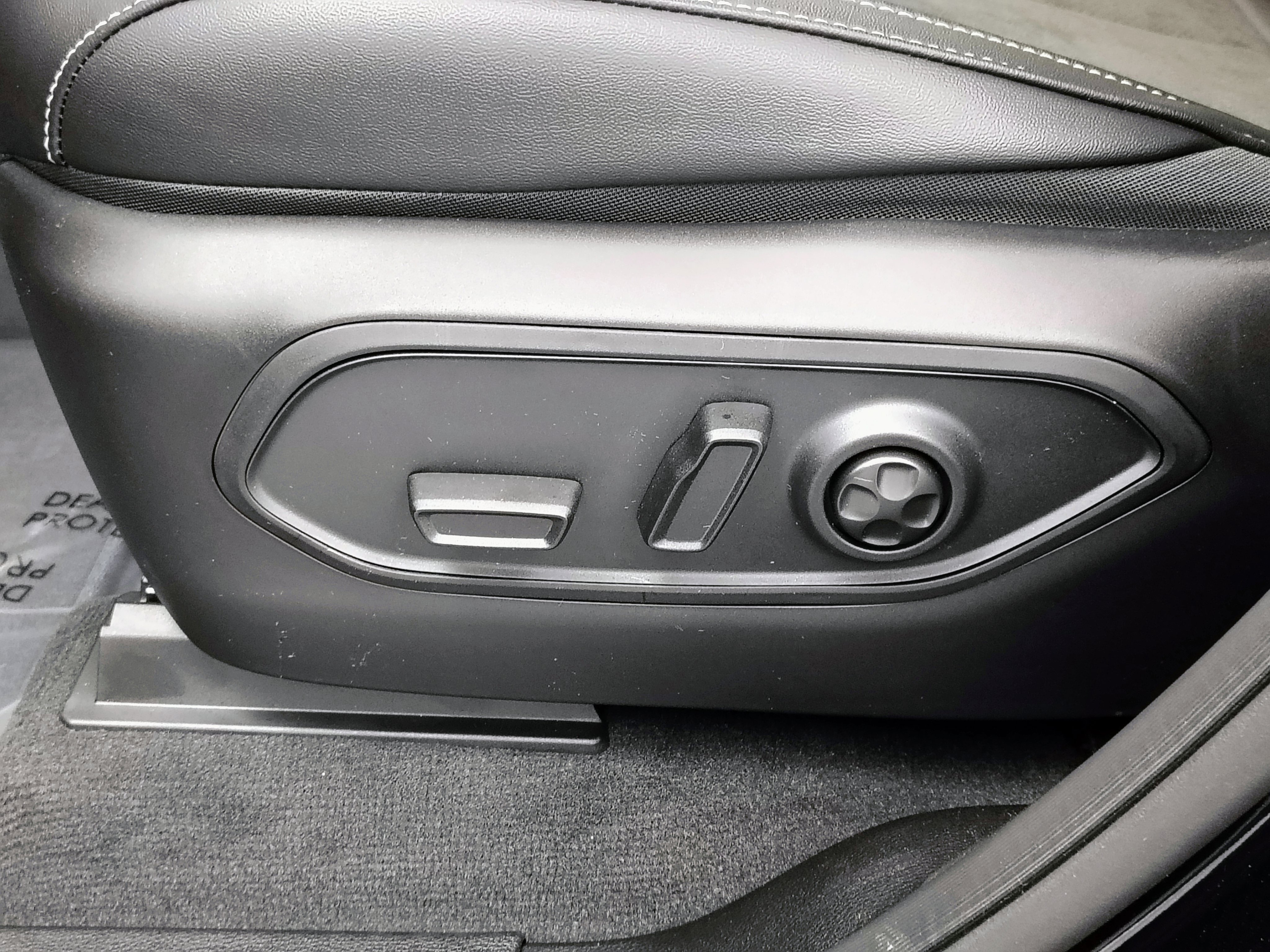 New 2025 Jeep Grand Cherokee Altitude image 18