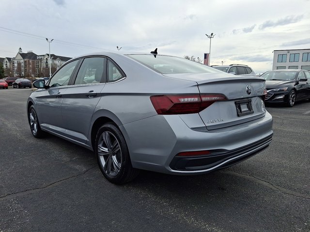 Used 2023 Volkswagen Jetta SE w/ Panoramic Sunroof Package FWD image 4