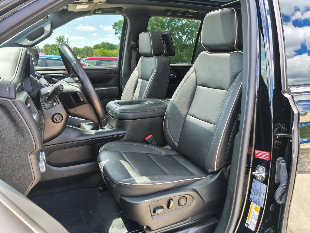 Used 2023 GMC Yukon SLT w/ SLT Luxury Package AWD/4WD image 2