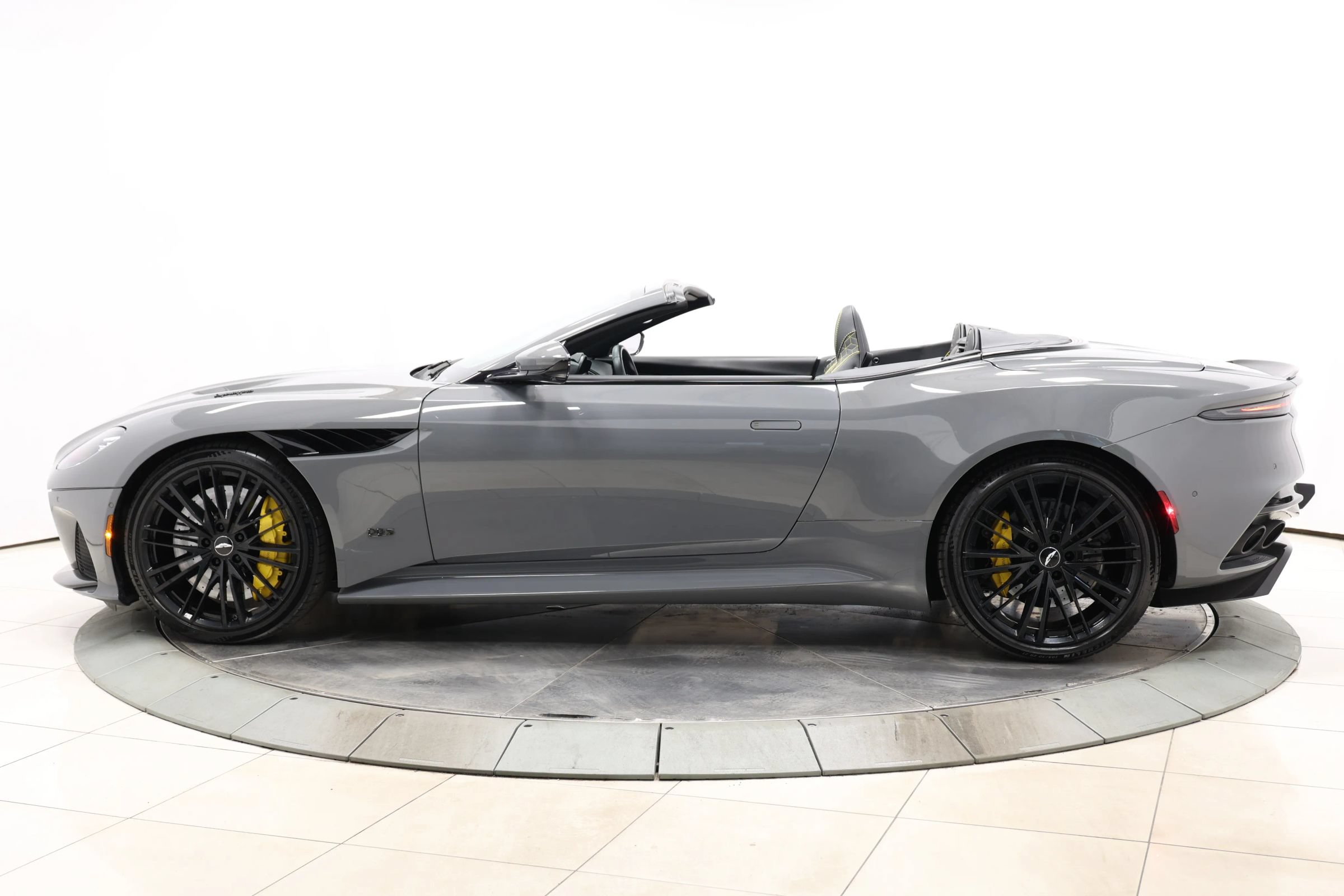 Used 2021 Aston Martin DBS Superleggera Volante RWD image 11