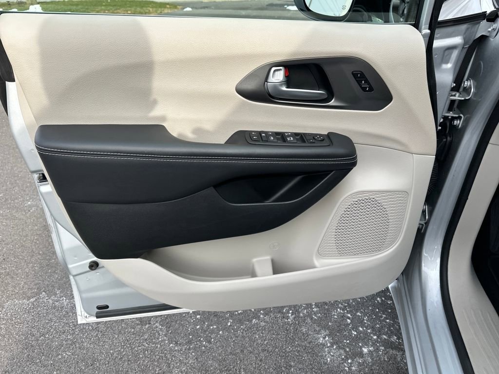 Used 2024 Chrysler Pacifica Touring-L image 14