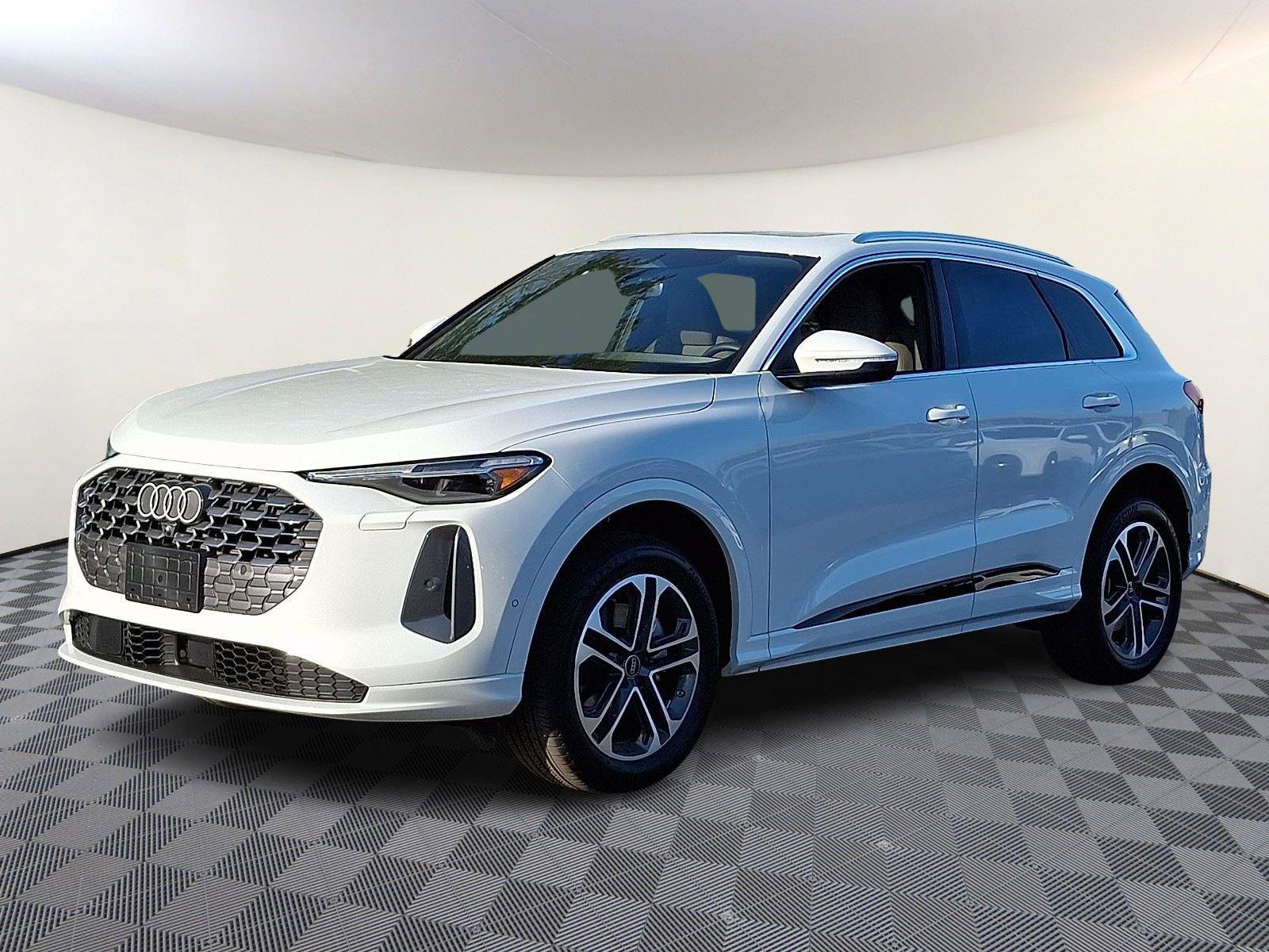 Certified 2025 Audi Q5 Premium Plus w/ Premium Plus image 3