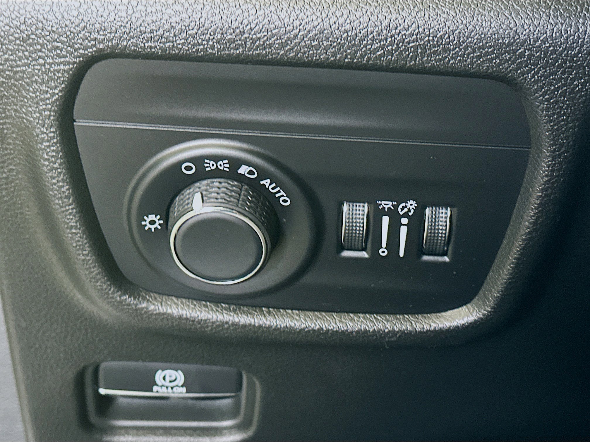 Used 2023 Jeep Grand Cherokee Laredo AWD/4WD image 17