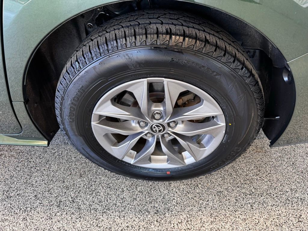 Used 2024 Toyota Sienna XLE image 7