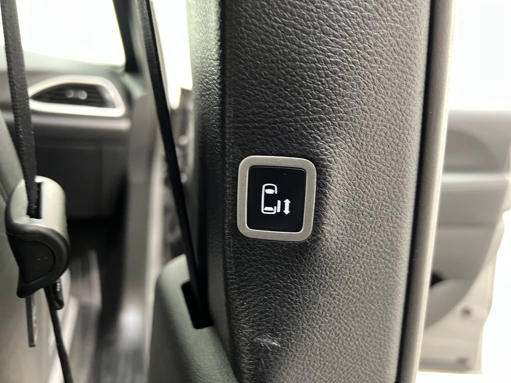 Used 2025 Chrysler Pacifica Select FWD image 33