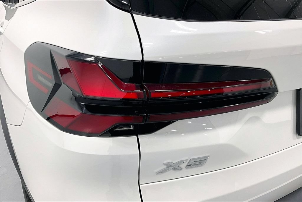 Used 2024 BMW X5 xDrive40i AWD/4WD image 32