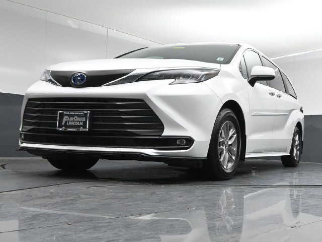 Used 2025 Toyota Sienna XLE w/ XLE Plus Package AWD/4WD image 38