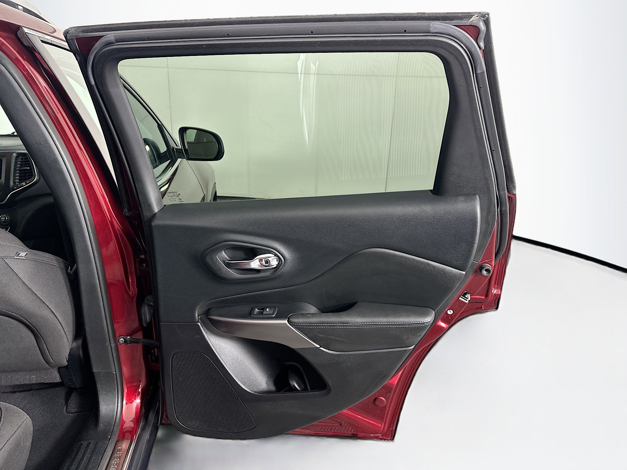 Used 2019 Jeep Cherokee Latitude w/ Popular Appearance Group image 28