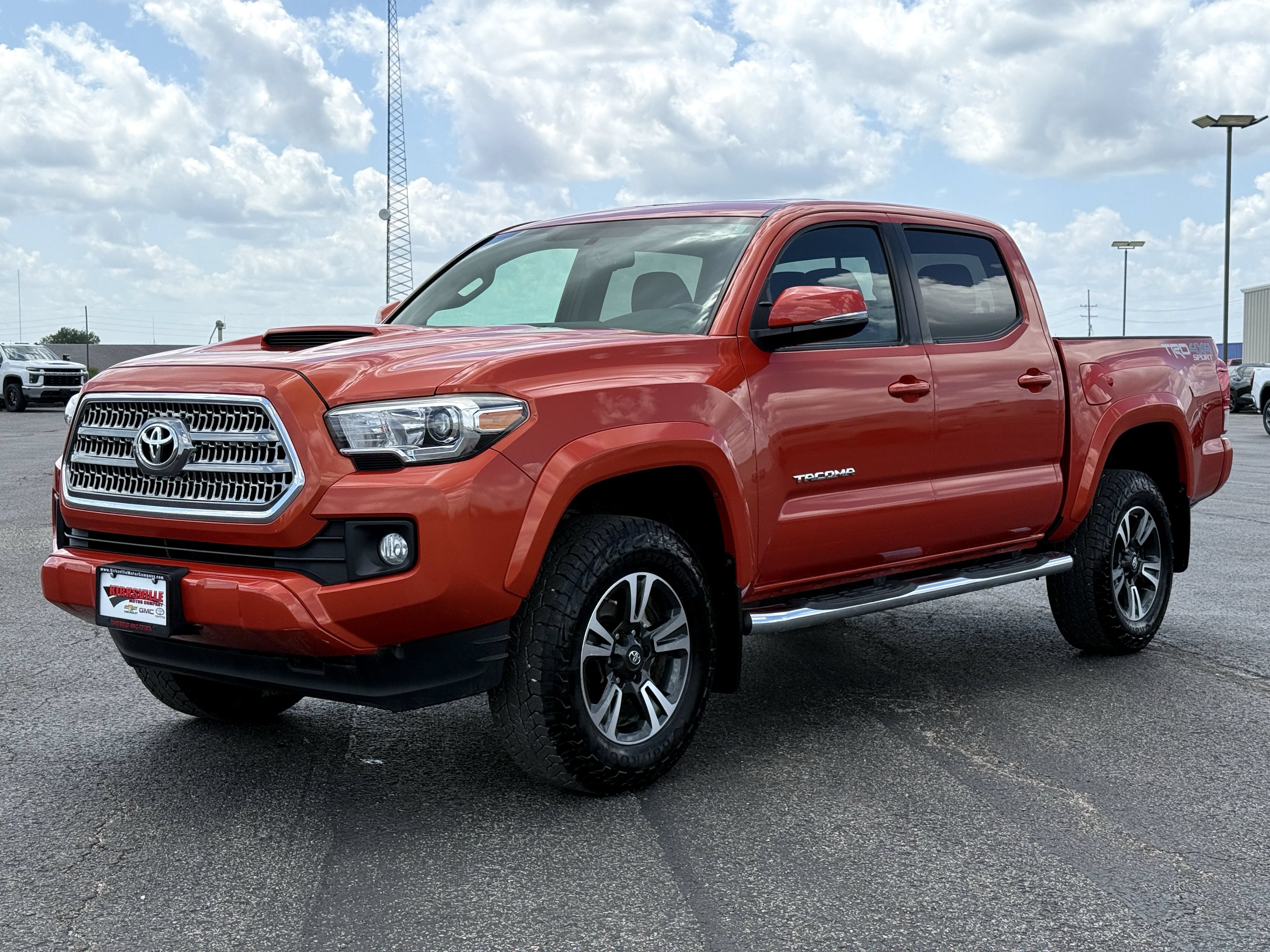 Used 2017 Toyota Tacoma TRD Sport AWD/4WD image 9