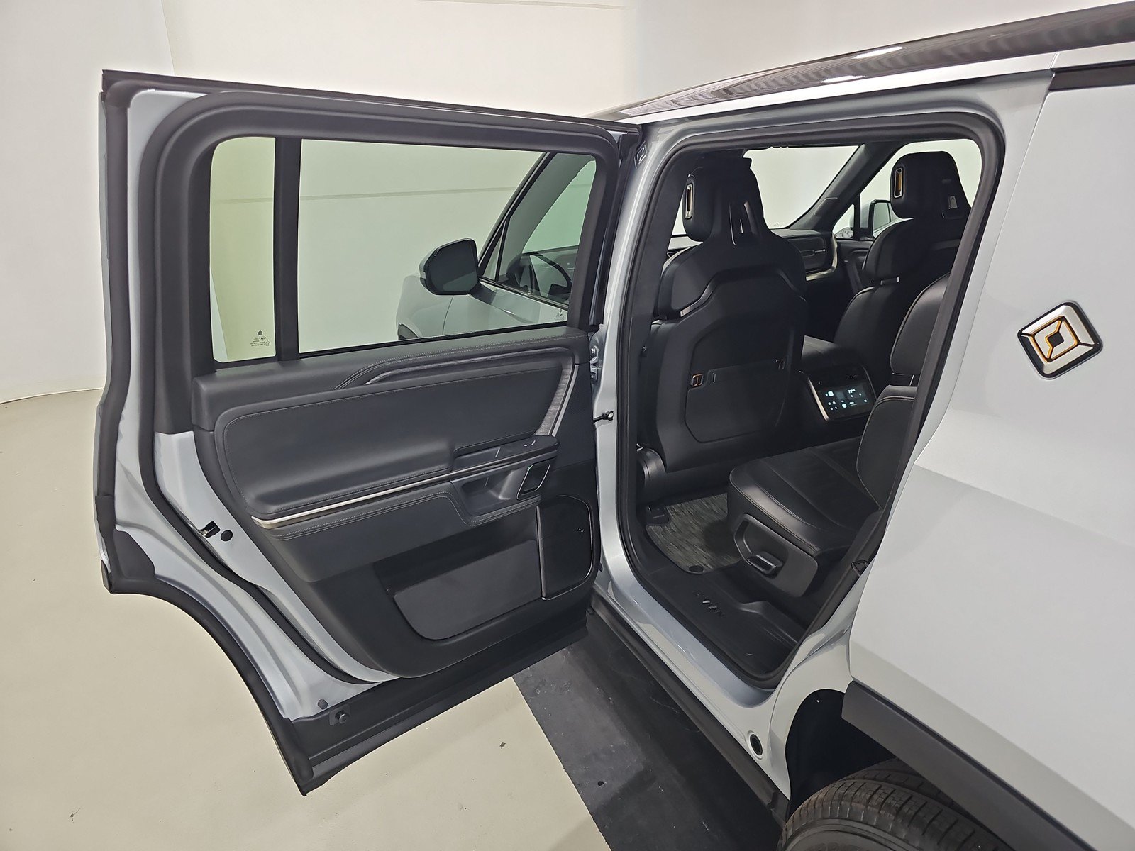 Used 2024 Rivian R1S Adventure AWD/4WD image 17