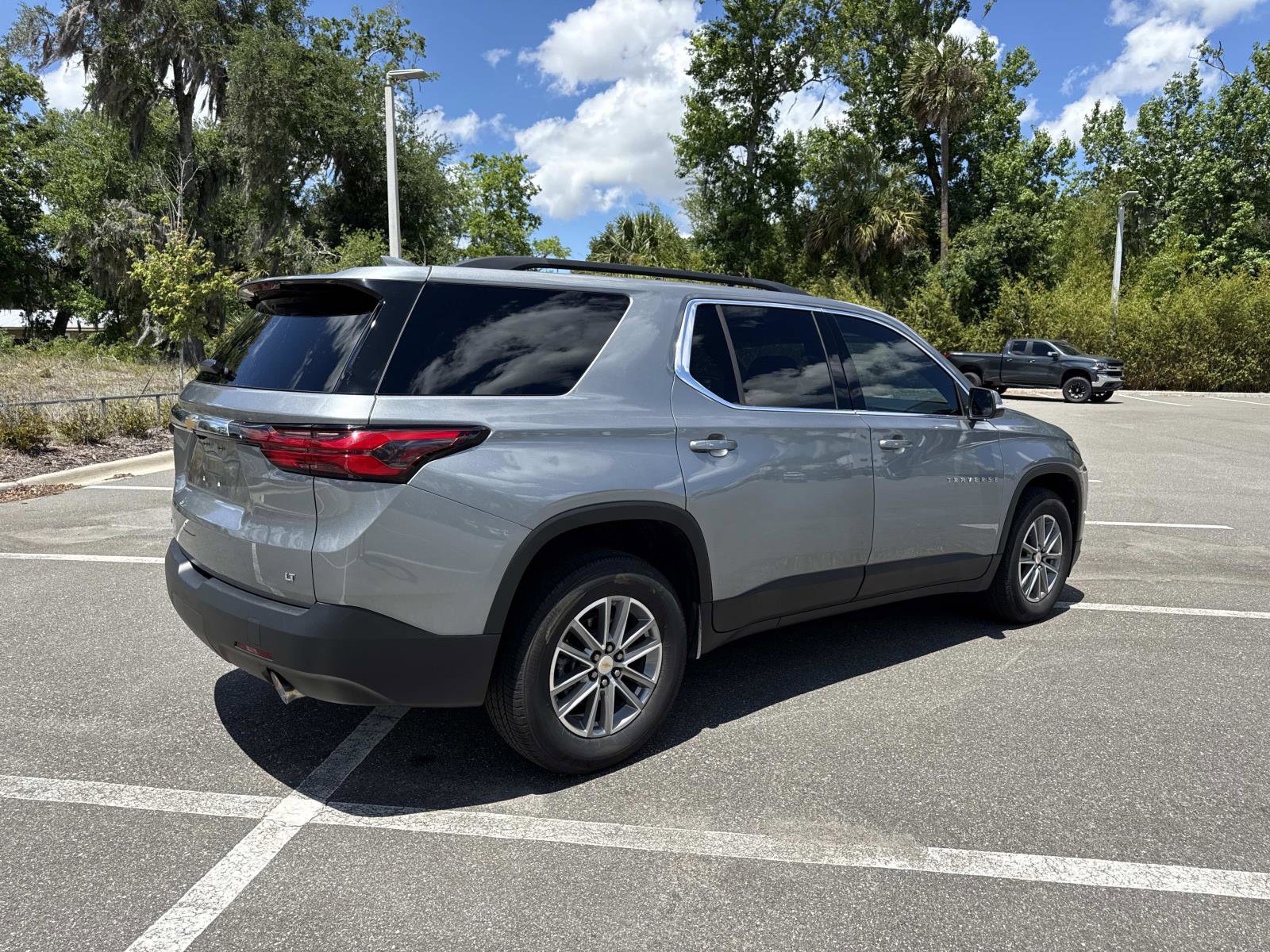 Used 2023 Chevrolet Traverse LT image 3