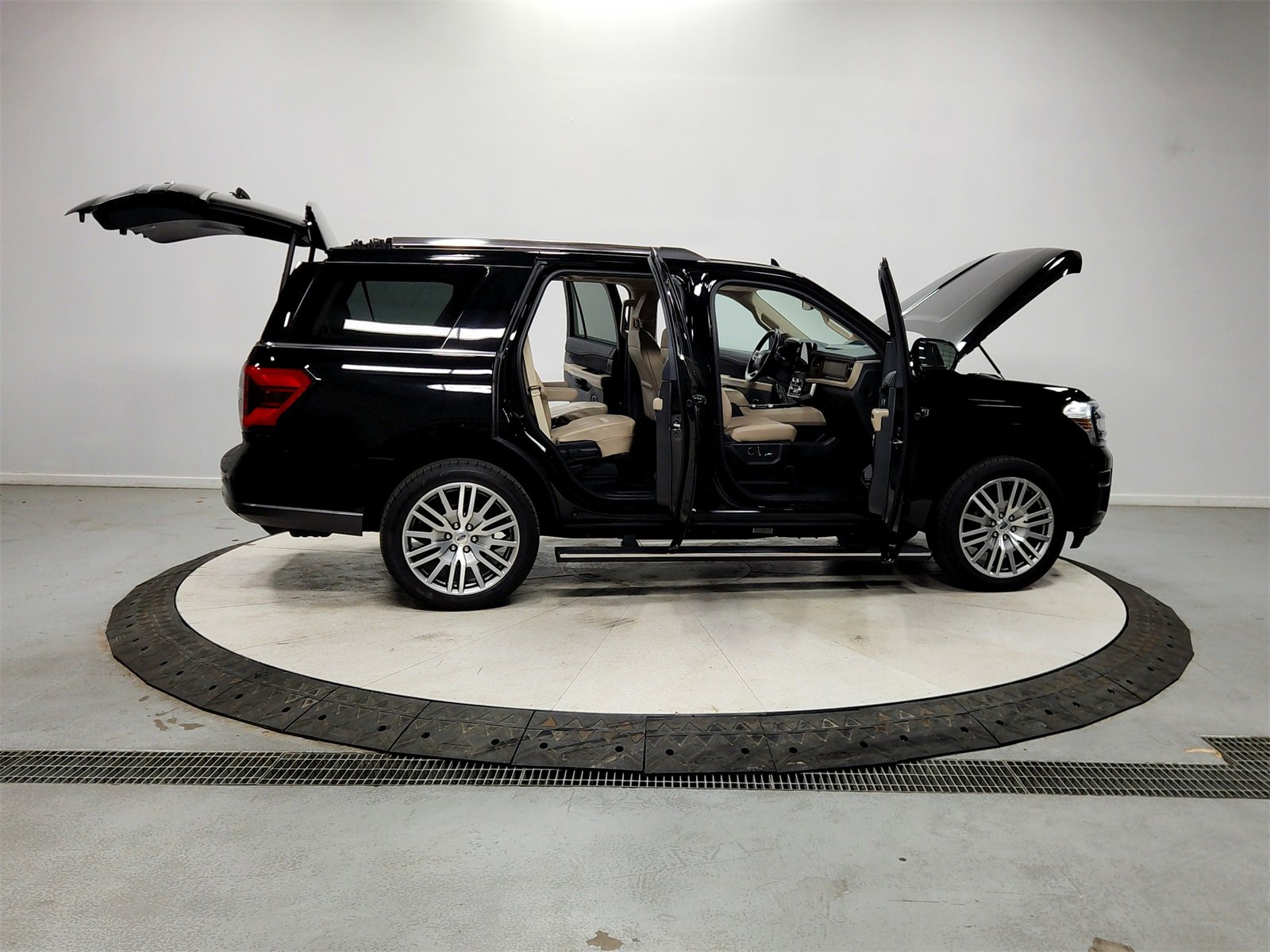 Used 2023 Ford Expedition Limited image 16