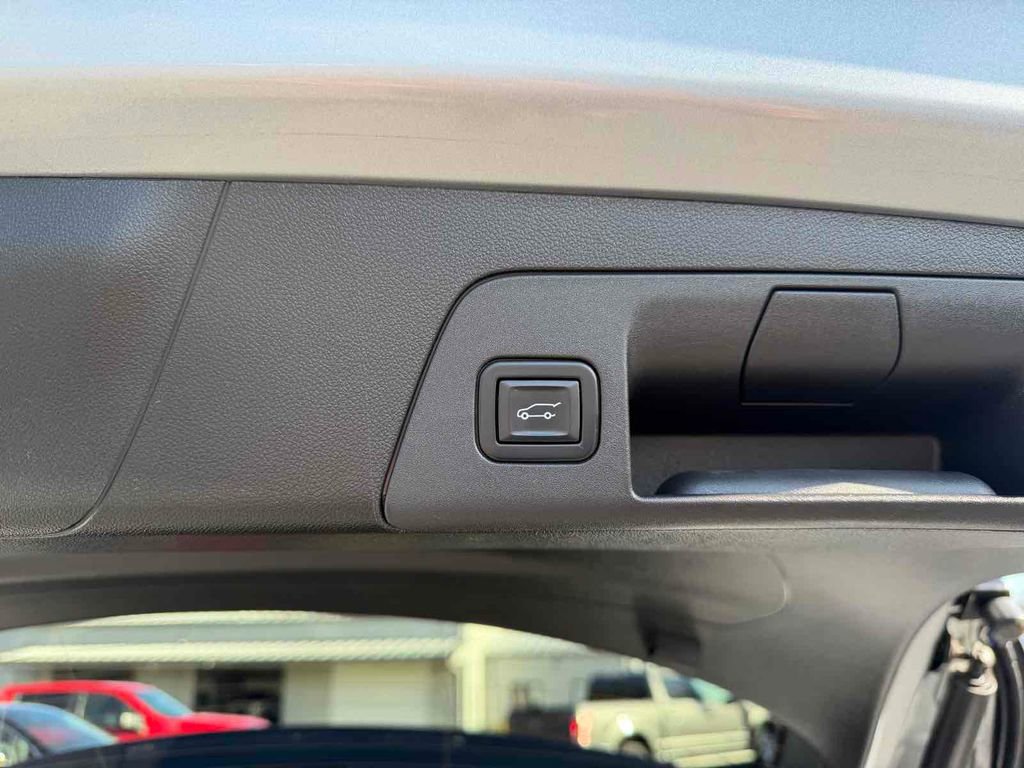 Used 2023 Buick Envision Essence image 32