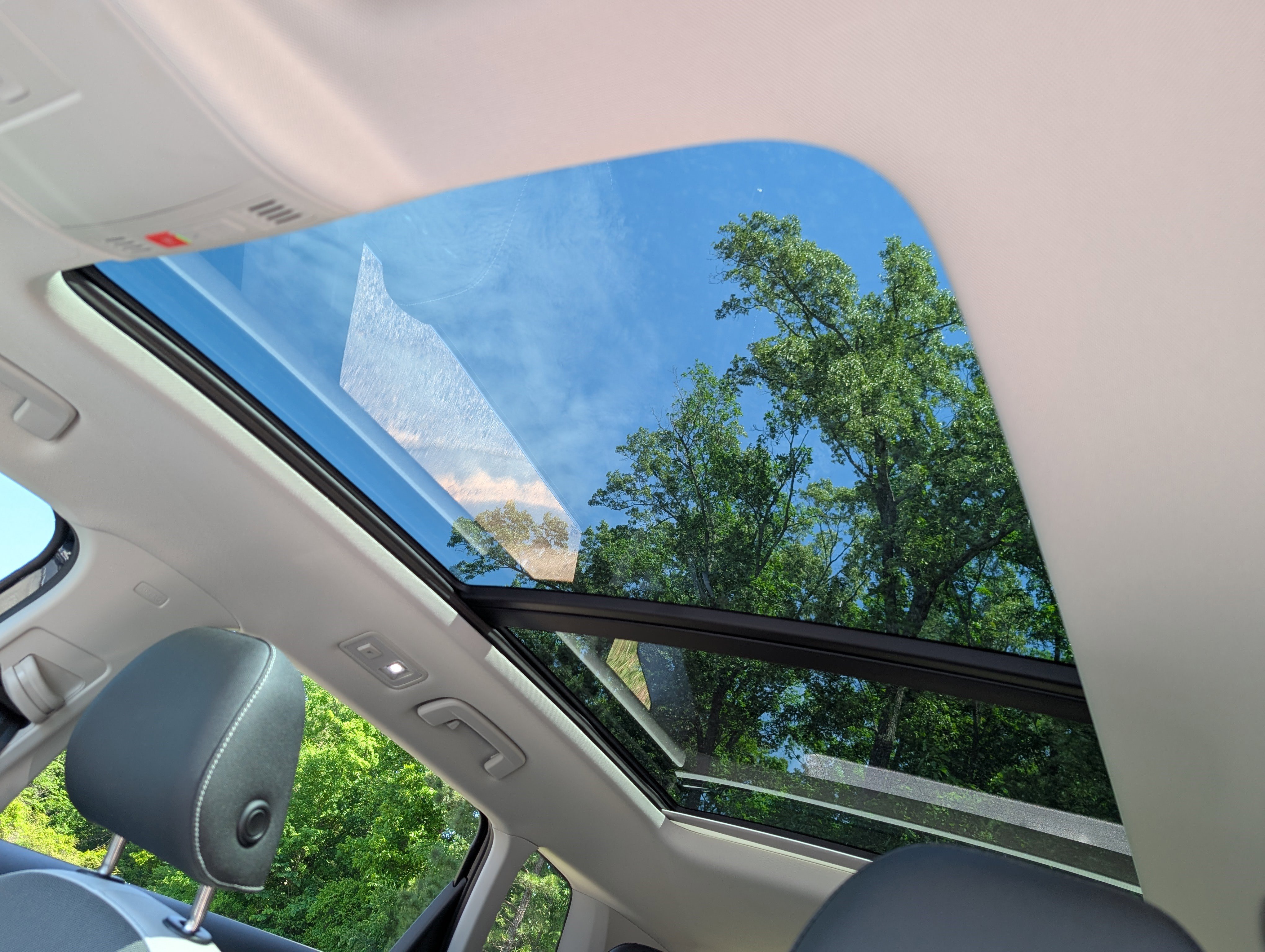 Used 2025 Volkswagen Taos SE w/ Panoramic Sunroof Package FWD image 15