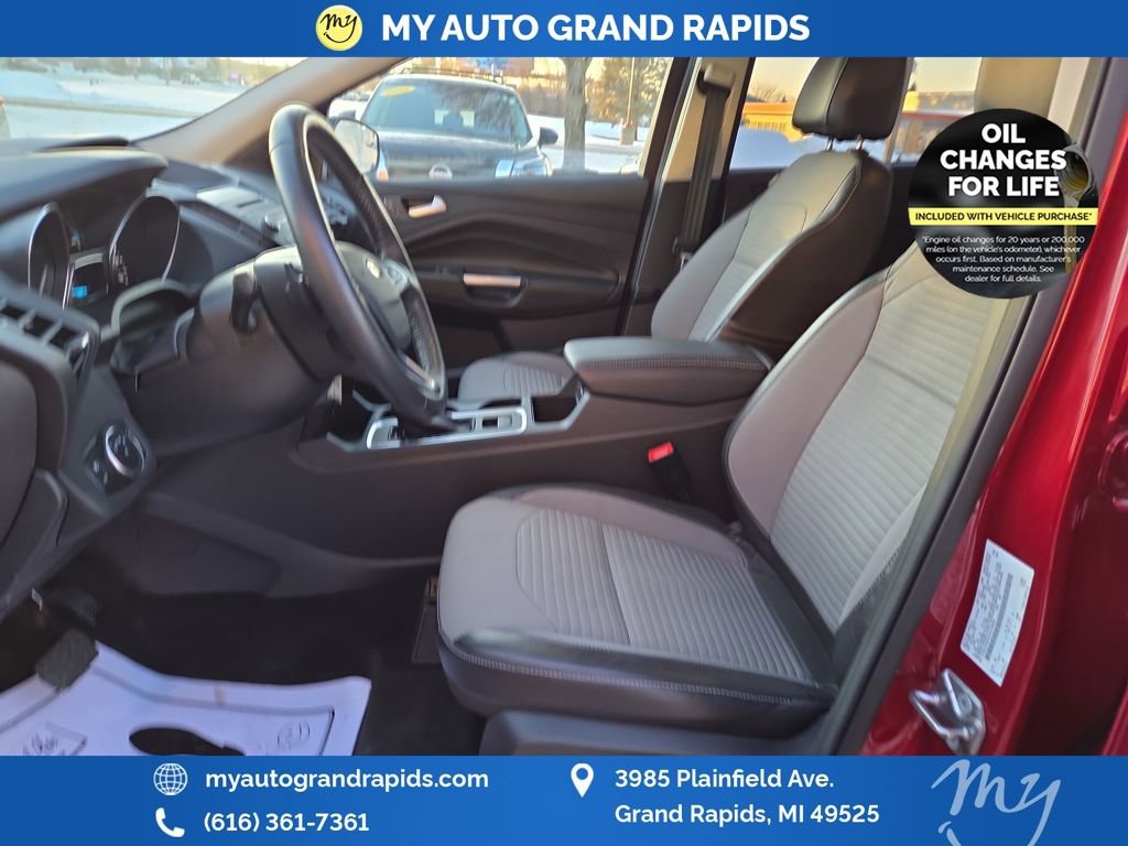 Used 2017 Ford Escape SE w/ SE Sport Appearance Package image 18