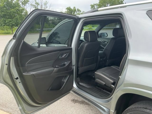 Used 2023 Chevrolet Traverse Premier FWD image 16